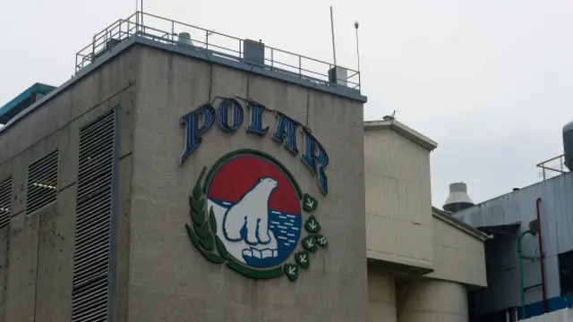 Edificio y logo de la cervecería Polar