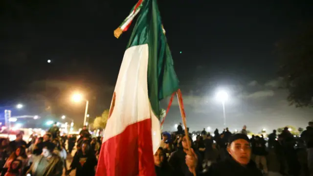 Bandera mexicana en Costa Mesa