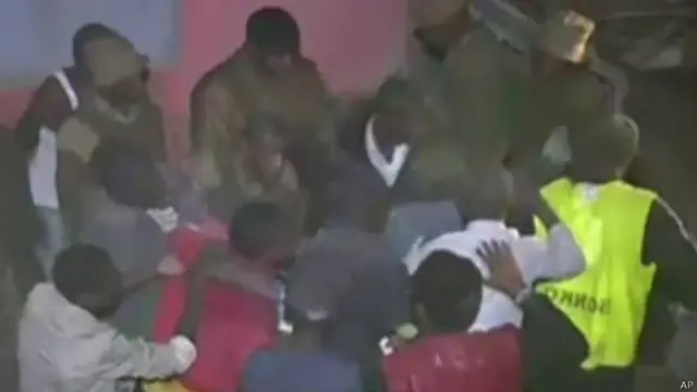 يواصل عمال الإنقاذ الحفر بحثا عن ناجين تحت ركام المبنى