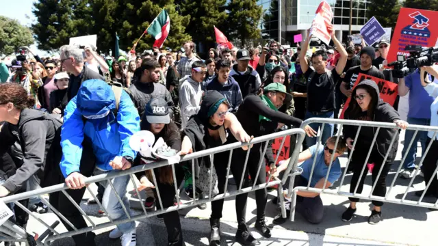 抗议者冲击警方围栏