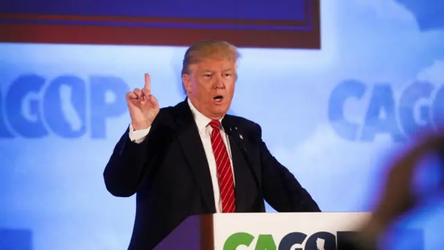 特朗普在加州演讲台上