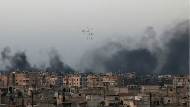 阿勒颇一个受到空袭的街区烟雾弥漫