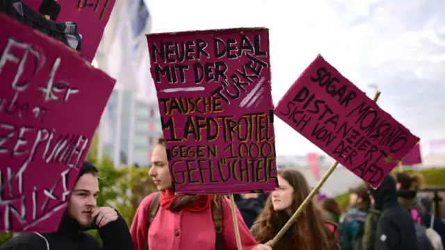 احتجاج کے باوجود سنیچر کی صبح کانگریس کا آغاز ہو چکا ہے۔ اے ایف ڈی کے تقریباً 2000 ممبران اس کانفرنس میں شرکت کے لیے رجسٹرڈ کیا گیا تھا۔