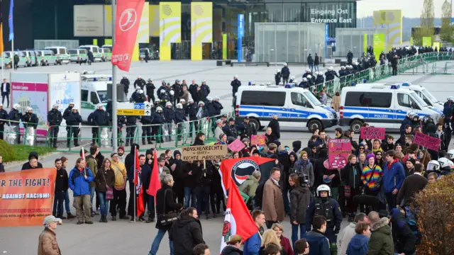 اے ایف ڈی متحدہ یورپ کے مخالفین اور دائیں بازو کی سوچ رکھنے والوں کی نمائندہ جماعت ہے۔