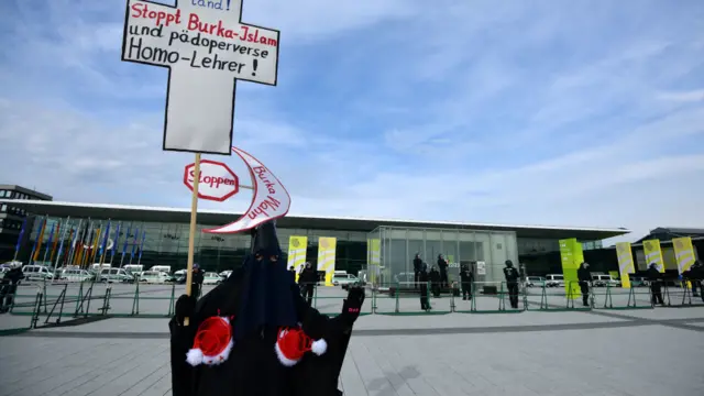 جرمنی کےشہر سٹٹگرٹ میں دائیں بازو کی جماعت اے ایف ڈی کی کانگریس کے انعقاد کے موقع پر مظاہرے ہو رہے ہیں۔