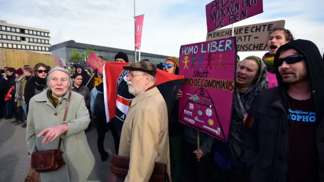 اطلاعات کے مطابق 1,000 پولیس افسران کو وہاں تعینات کیاگیا ہے اور پولیس نے مظاہرین کو منتشر کرنے کے لیے مرچوں کا سپرے کیا۔