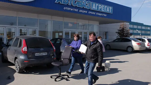 Рабочие забирают мебель