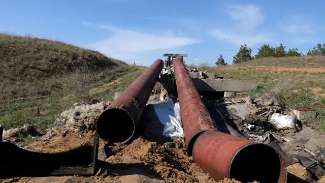 Разобранный теплопровод к заводу