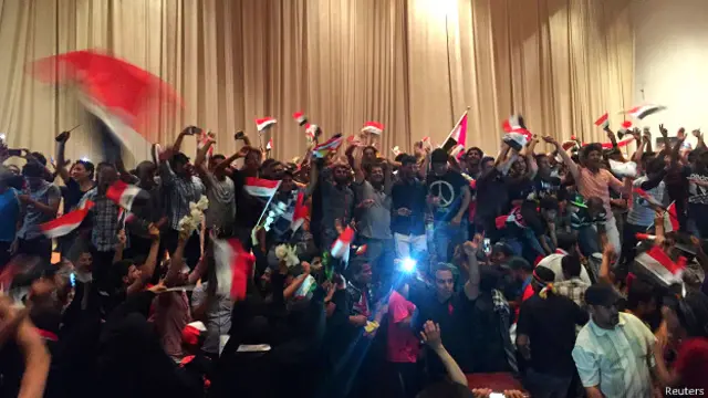 اس سیاسی تعطل کے خلاف اس ہفتے کے اوائل میں بھی لاکھوں لوگوں نے بغداد کے گرین زون علاقے میں احتجاجی مظاہرہ بھی کیا تھا