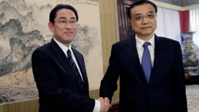 岸田文雄与李克强握手