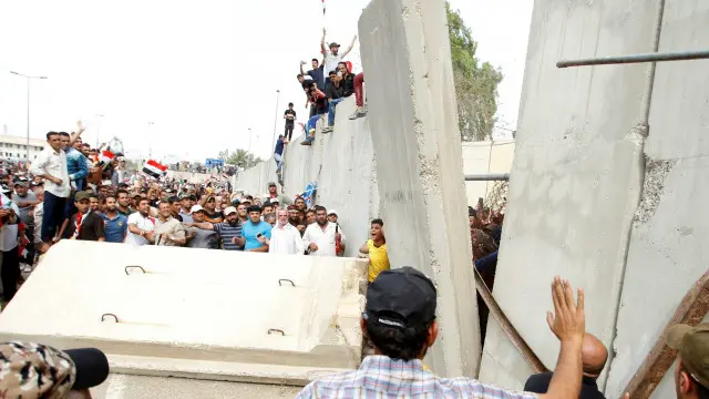 Barikade Zona Hijau dirubuhkan para demonstran.