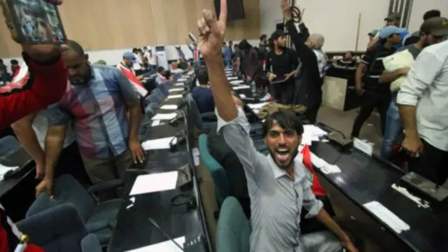 興高采烈的抗議者在議會內歡呼照相