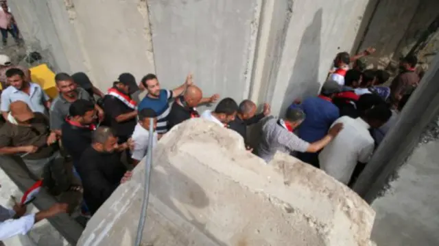 抗議者穿越防爆牆進入議會建築