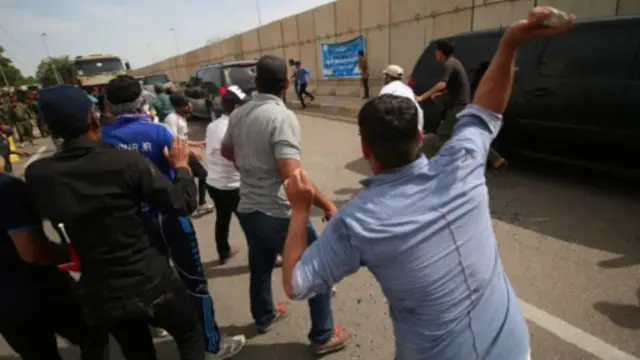 抗議人群向議員的車輛扔擲石塊