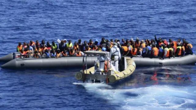 載有非法移民的橡皮艇通常人滿為患（意大利海軍資料圖片）
