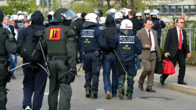 警方带走示威者