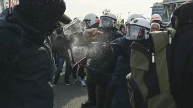 防暴警察向抗议人群使用胡椒喷剂