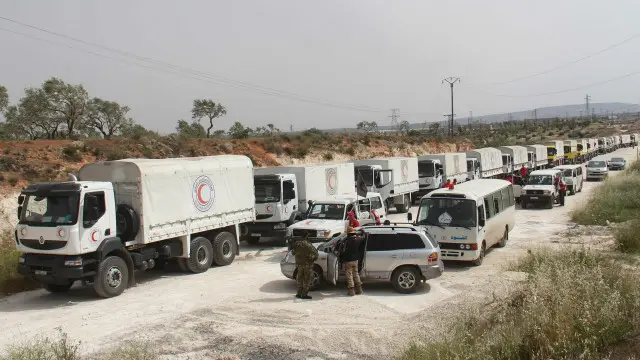 Iring-iringan kendaraan pembawa bantuan kemanusiaan.