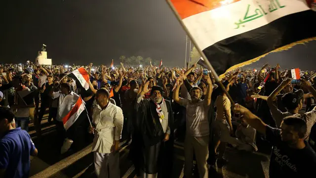 ی ہزاروں کی تعداد میں مظاہرین نے پارلیمان کی عمارت کے باہر گرین زون میں موجود ہیں