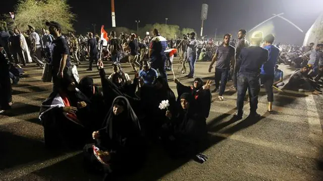 Para pendukung ulama Moqtada al-Sadr berkumpul di sekitar gedung parlemen Irak di Zona Hijau Kota Baghdad.