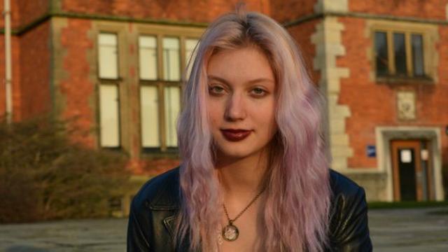 Evie é 'assexual' mas faz sexo com as três pessoas com quem mantém um relacionamento - ela é demissexual e adepta do poliamor