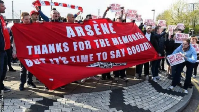 Para fans memulai tuntutan pengunduran diri Arsene Wenger sebelum pertandingan dimulai di Stadion Emirates, Sabtu (30/04).