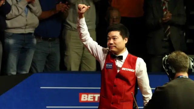 丁俊晖赢得半决赛后向观众致意