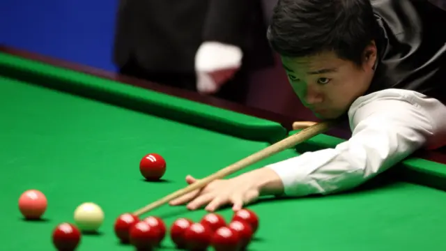 丁俊晖在准备击球