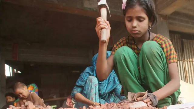 দিনমজুর, কৃষিজীবী, গৃহশ্রমিক এমন অ-প্রাতিষ্ঠানিক খাতের শ্রমিকদের অধিকার এখনও সুরক্ষিত নয়।