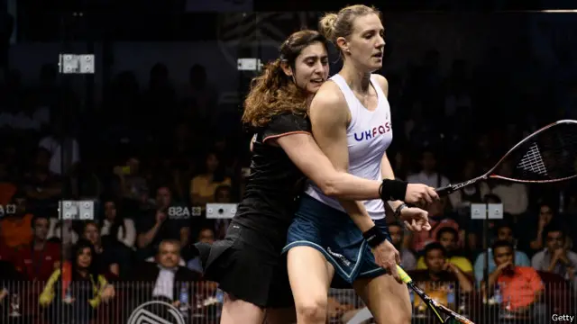 ۳۲ کلنې لورا ماسارو وايي: "ډېره نهیلې شوم، خو نور زړه وړونکې لوبه وکړه".