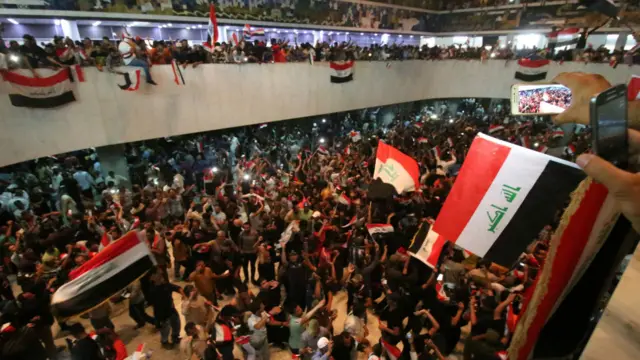 حیدر العبادی نے 2014 میں اقتدار سنبھالنے کے بعد کہا تھا کہ وہ ملک سے کرپشن اور فرقہ وارانہ کشیدگی کو ختم کر دیں گے لیکن ابھی تک وہ اس میں ناکام ثابت ہوئے ہیں۔