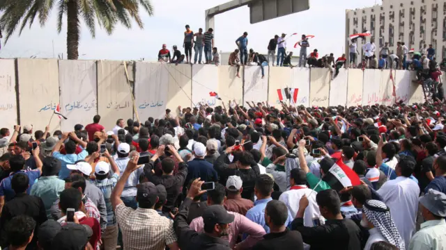 مقتدیٰ الصدر وزیراعظم حیدرالعبادی پر کابینہ کے کئی وزرا کو تبدیل کرکے ان کی جگہ نئے وزیر مقرر کرنے کا دباؤ ڈال رہے ہیں۔