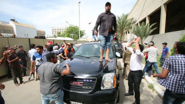 حکومت کی جانب سے شہر میں ہنگامی حالت کا نفاذ کر دیا گیا ہے ، تاہم وزیراعظم حیدر العبادی کا کہنا ہے کہ شہر میں صورتحال کنٹرول میں ہے۔