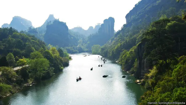 Wuyishan adalah sebuah kota berkabut di pinggiran sungai di Fujian, bagian selatan Cina. 