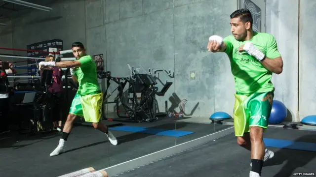 29 سالہ عامر خان نے اس مقابلے میں اپنے سے زیادہ وزن والے باکسر الواریس کو چیلنج کیا ہے