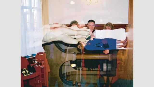(Ảnh: Erik Kessels, Sabine Verschueren, Hans Wolf and André Thijssen, from Wonder, 2006)