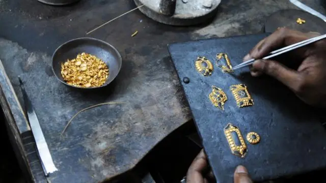 Hơn nửa số vàng trên thế giới được làm thành đồ trang sức, như những món đồ tại tiệm vàng này ở Kolkata, Ấn Độ (Credit: Dibyangshu Sarkar/AFP/Getty)