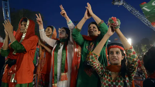 خواتین کی بڑی تعدادنے تحریک انصاف کے پرچم کے رنگوں والے کپڑے زیب تن کیے ہوئے تھے