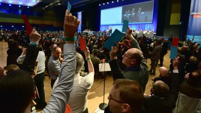 یہ جماعت ہزاروں تارکینِ وطن کی آمد کو تسلیم کیےجانے والے فیصلے کے خلاف ہے