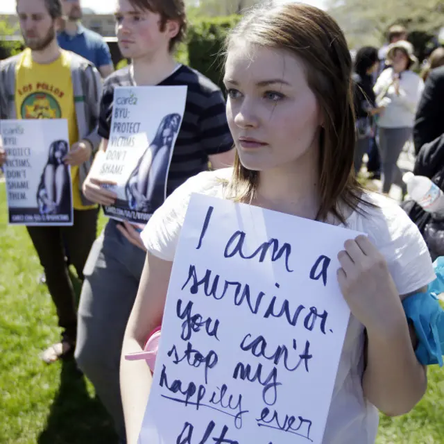 Una estudiante protesta