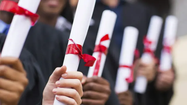 Estudiantes con diploma universitario