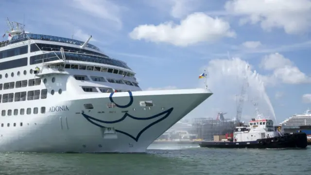El crucero Adonia