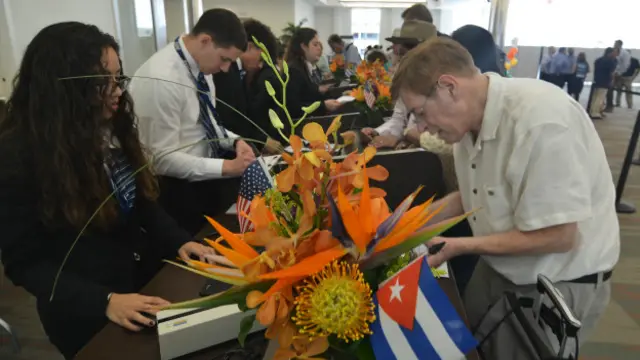 Un pasajero presenta su documentación en el puerto