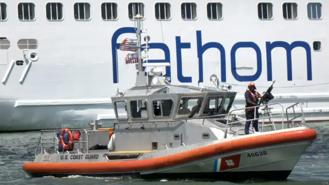 美国海岸警卫队船只在邮轮出发前警戒。