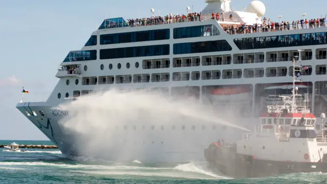 嘉年华旗下邮轮公司邮轮“美丽号”（Adonia）周日下午载着700名乘客从迈阿密启程前往古巴