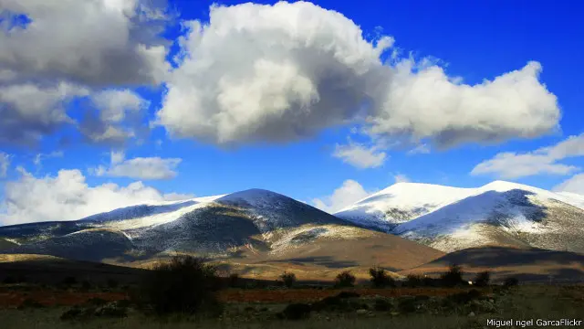 Desa Trazmoz dikelilingi oleh pegungungan Moncayo yang tertutup salju.
