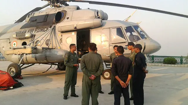 उत्तराखंड के जंगलों में लगी आग बुझाने की तैयारी में जवान.