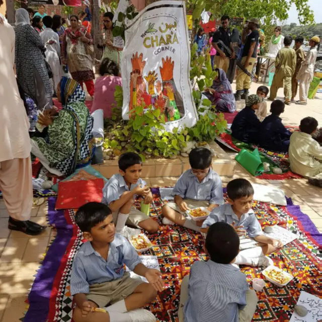 کھانے پینے کی اشیاء کے بھی اسٹالز لگائے گئے تھے جہاں ایک گوشے کو ’بہن چارہ کارنر‘ کا نام دیا گیا تھا 