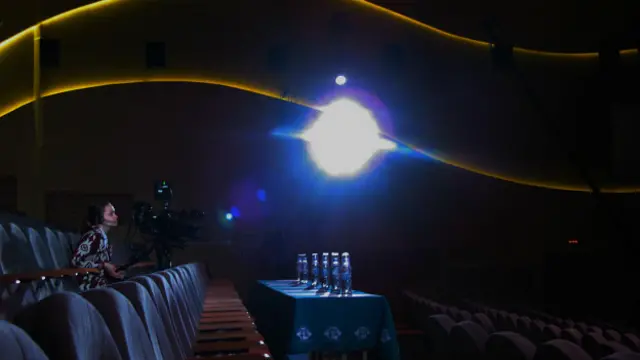 Студентка-оператор в кинозале