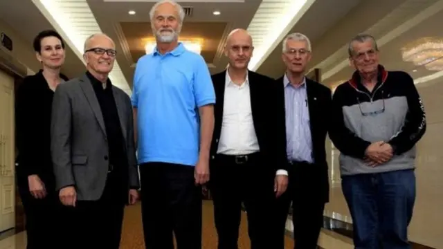 阿尔弗莱德王子(左三)和诺奖得主代表团在平壤